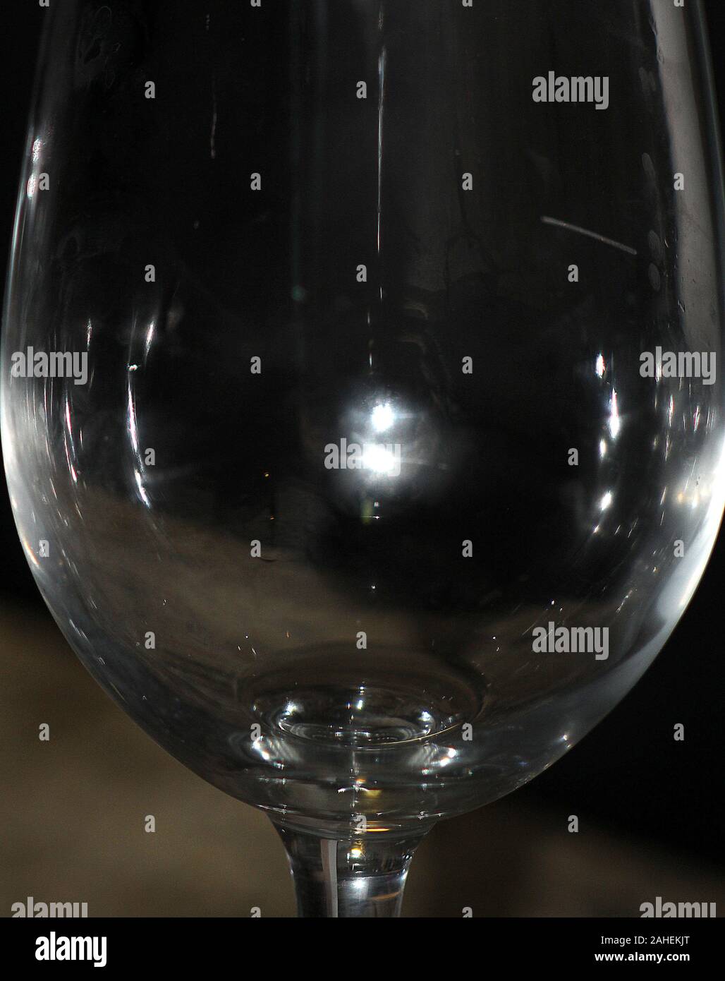 La lune reflétée dans un verre de vin vide Banque D'Images