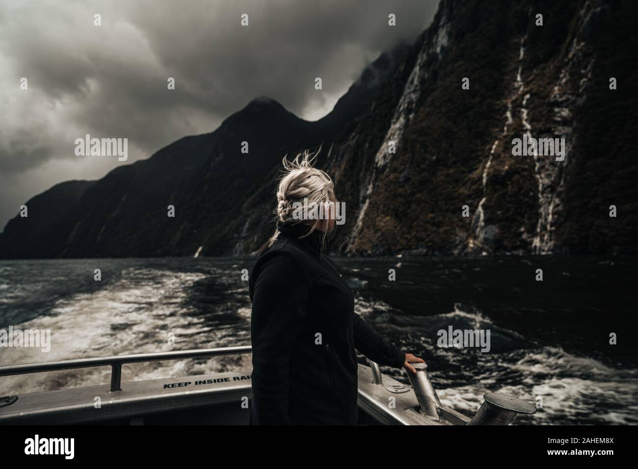 Montres femmes cascades sur bateau en Nouvelle-Zélande Milford Sound Banque D'Images