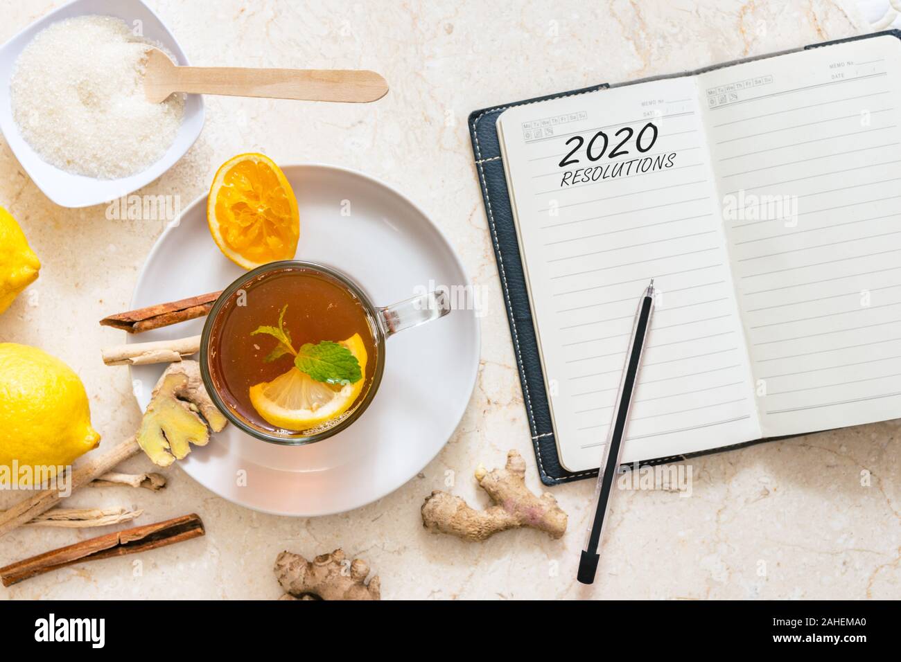 Résolutions pour la nouvelle année 2020 à plat, régime alimentaire sain concept image avec copie espace pour le texte. Banque D'Images