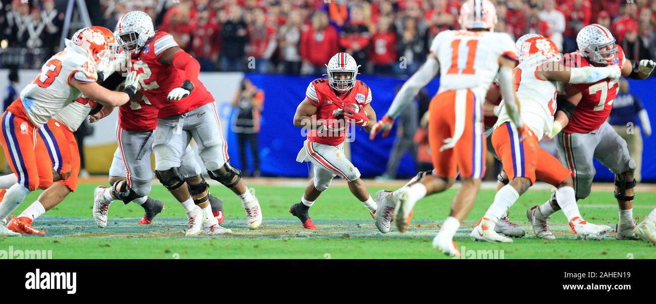 28 décembre 2019 : Ohio State Buckeyes d'utiliser de nouveau. Dobbins (2) au cours de la NCAA football match entre le Clemson Tigers & Ohio State Buckeyes au stade de State Farm, à Glendale (Arizona). JP Waldron/Cal Sport Media Banque D'Images