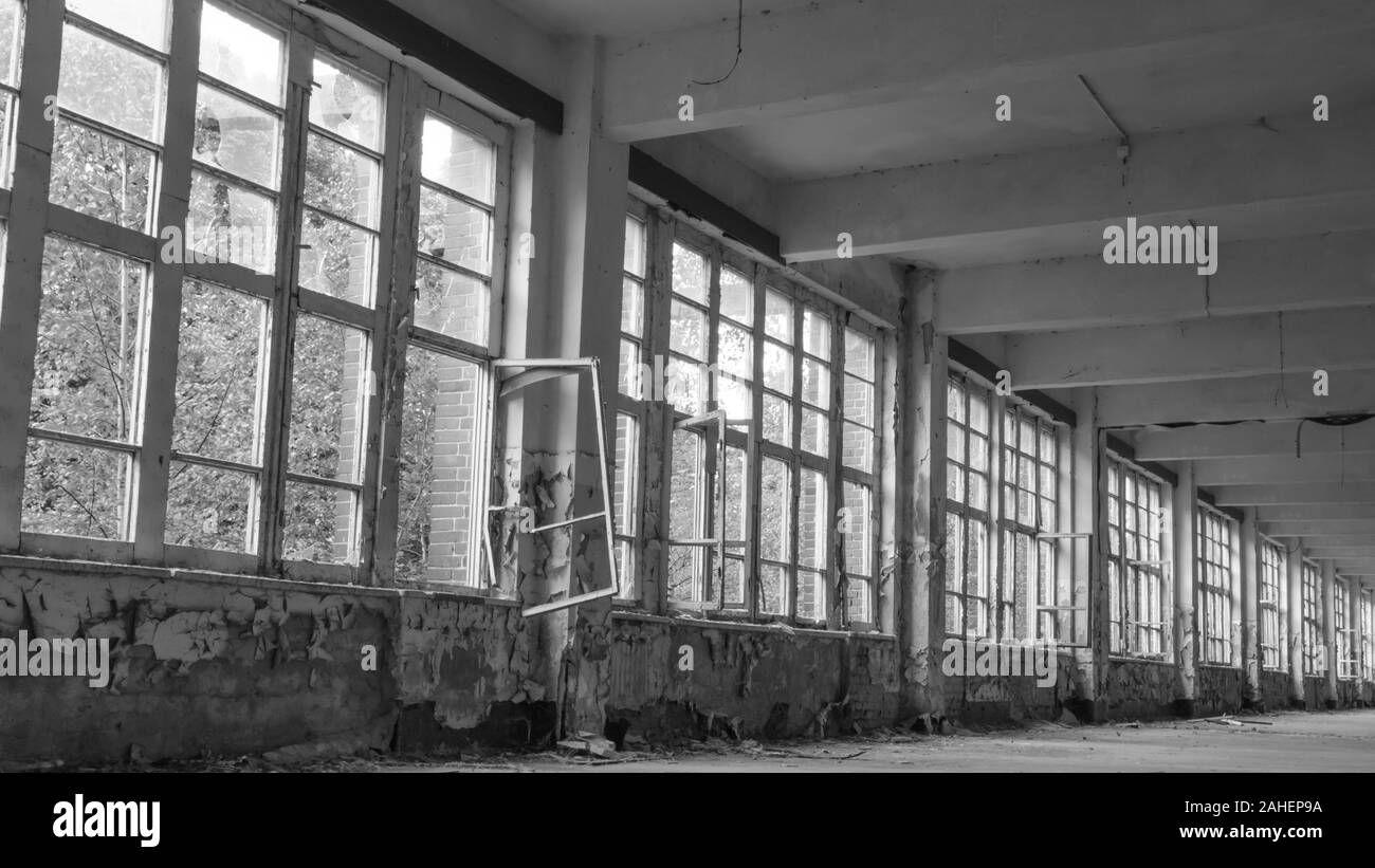 Une rangée de vieilles fenêtres dans un immeuble abandonné Banque D'Images