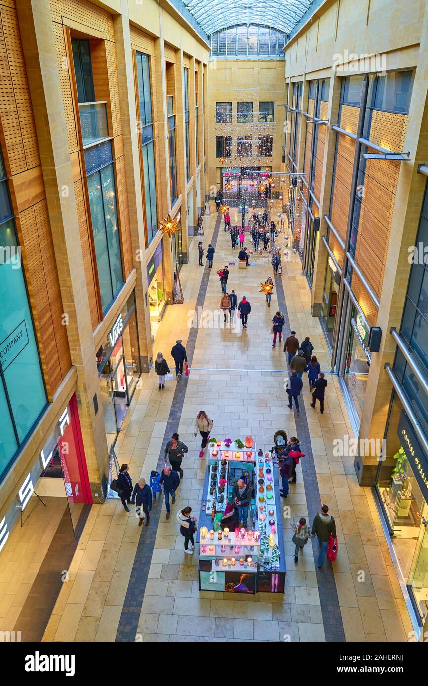 Ce faisant les consommateurs achats de Noël à la piscine du centre commercial Grand Arcade, Cambridge, Angleterre, décembre 2019. Banque D'Images