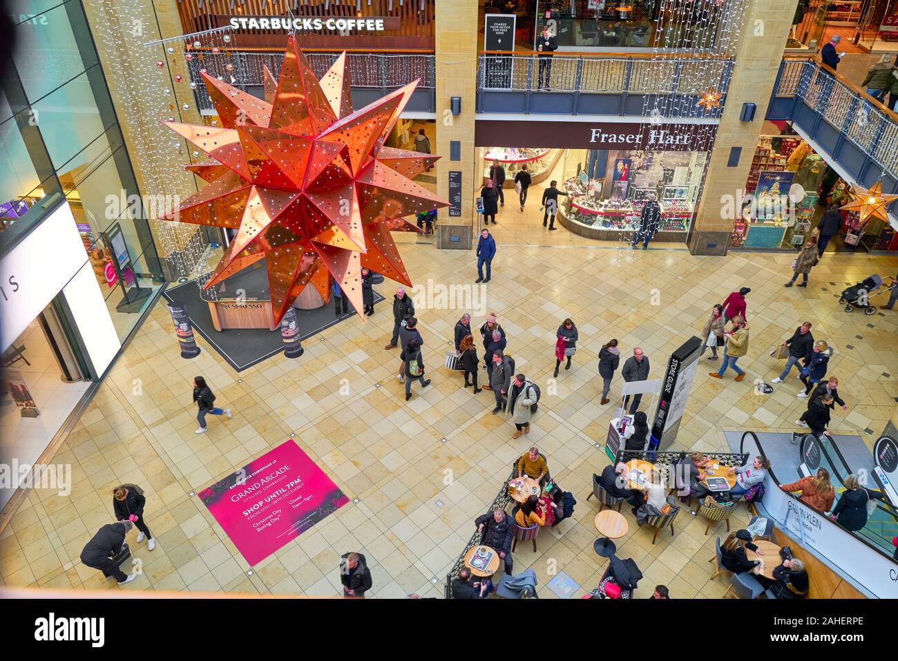 Ce faisant les consommateurs achats de Noël à la piscine du centre commercial Grand Arcade, Cambridge, Angleterre, décembre 2019. Banque D'Images