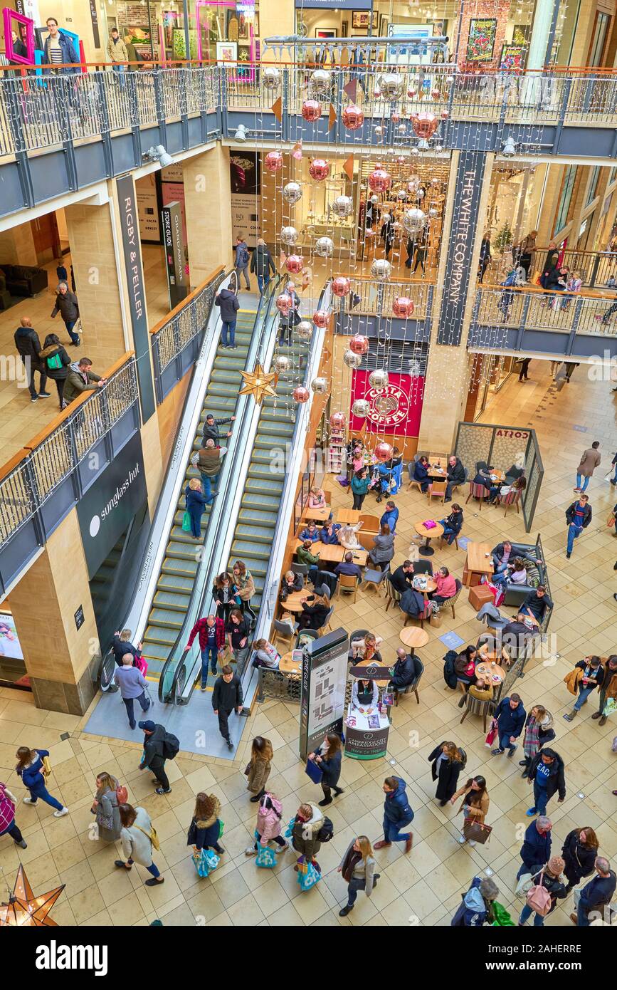 Ce faisant les consommateurs achats de Noël à la piscine du centre commercial Grand Arcade, Cambridge, Angleterre, décembre 2019. Banque D'Images