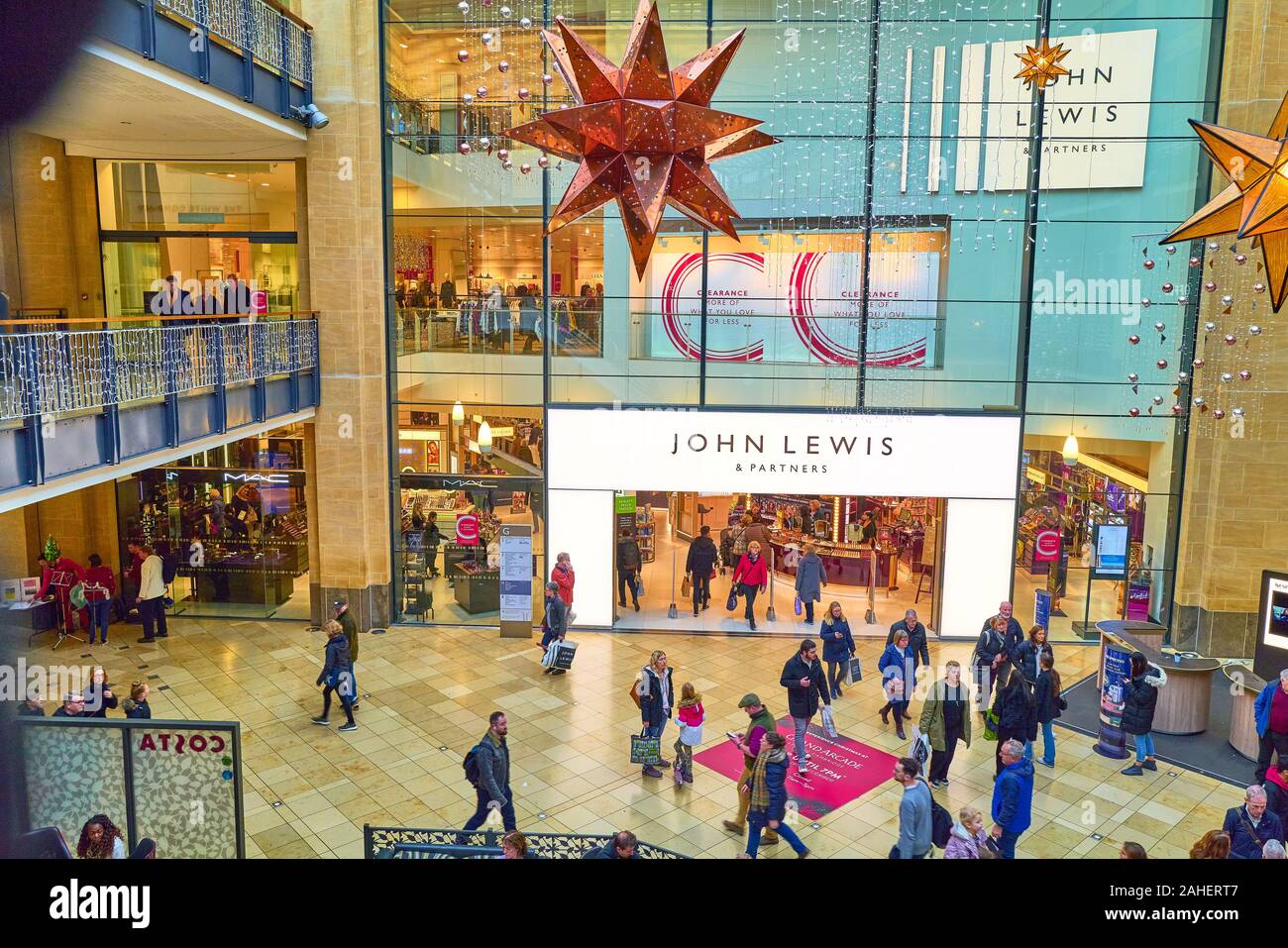Ce faisant les consommateurs achats de Noël à la piscine du centre commercial Grand Arcade, Cambridge, Angleterre, décembre 2019. Banque D'Images