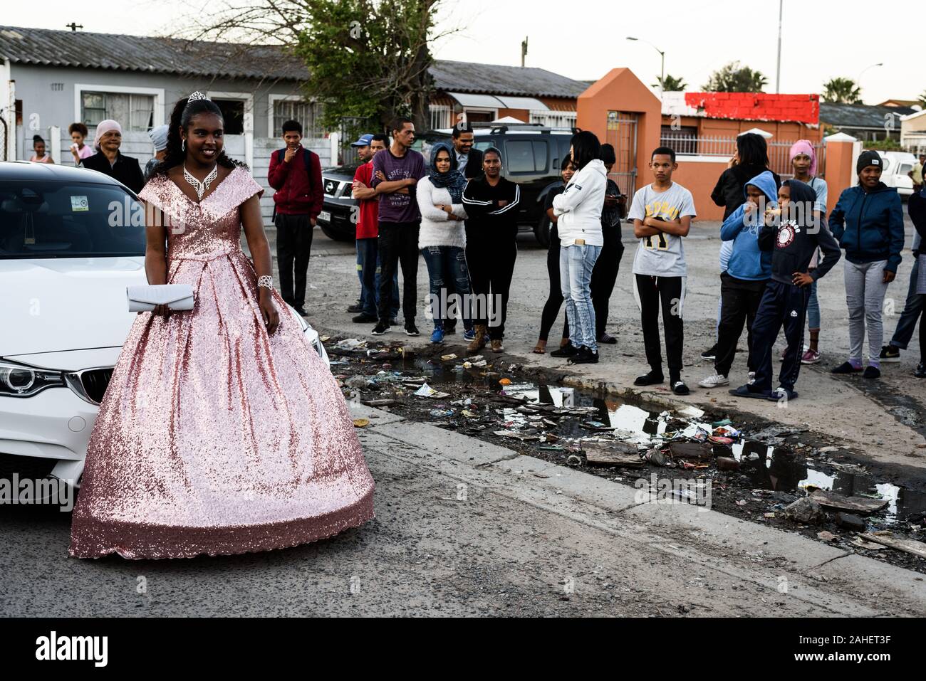 Une jeune fille pose pour les photos avant d'assister à son école de danse matriciel en Afrique du Sud en proie à des gangs dans la ville du Cap près de Hanover Park Banque D'Images