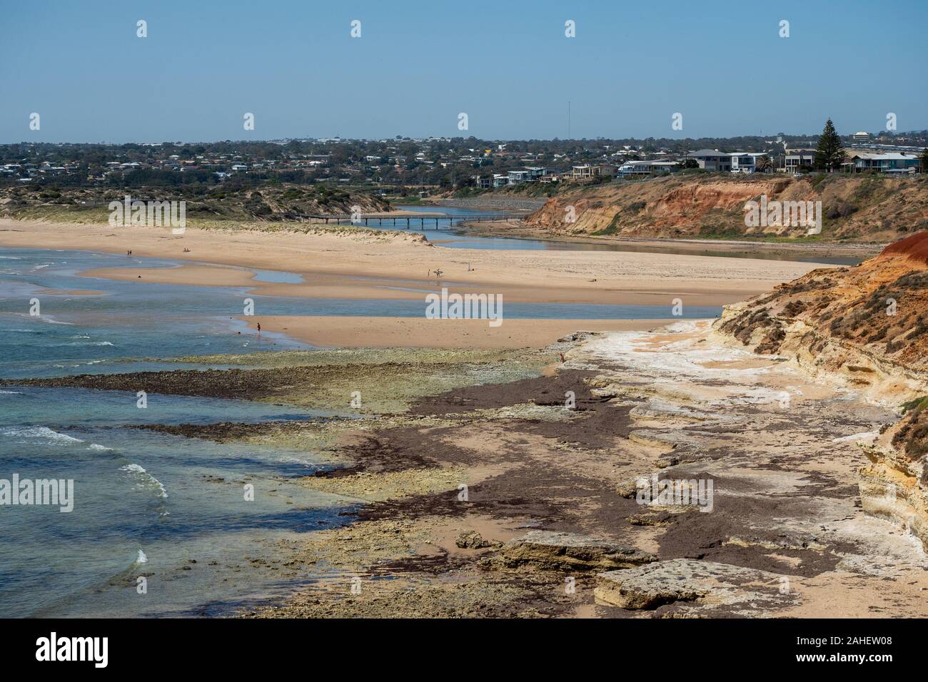 La belle plage de Port Noarlunga sur une journée ensoleillée à marée basse dans le sud de l'Australie le 19 novembre 2019 Banque D'Images