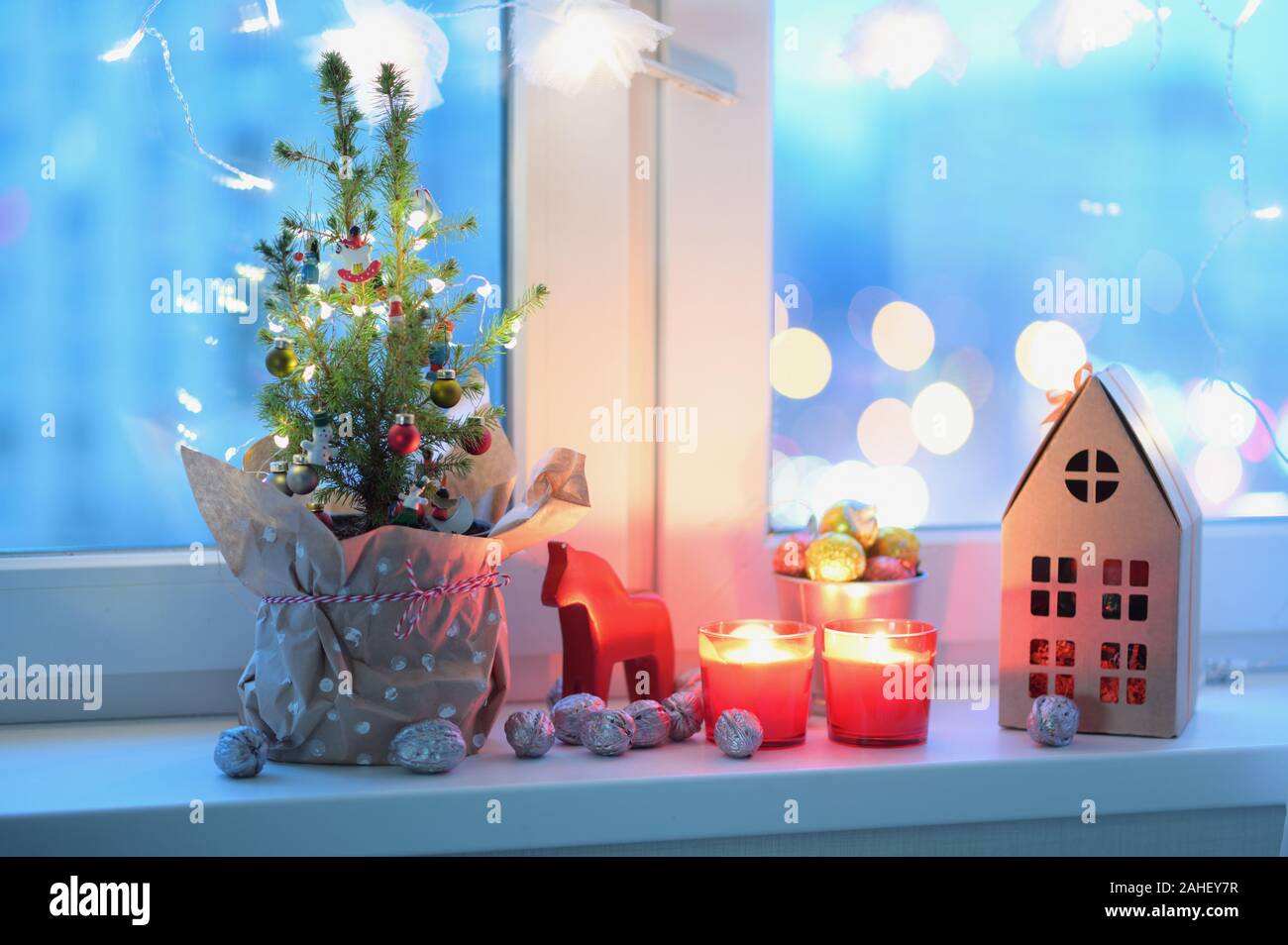 Arbre de Noël, Décorations de Noël, de bougies et de cadeaux de Noël sur un rebord de fenêtre Banque D'Images