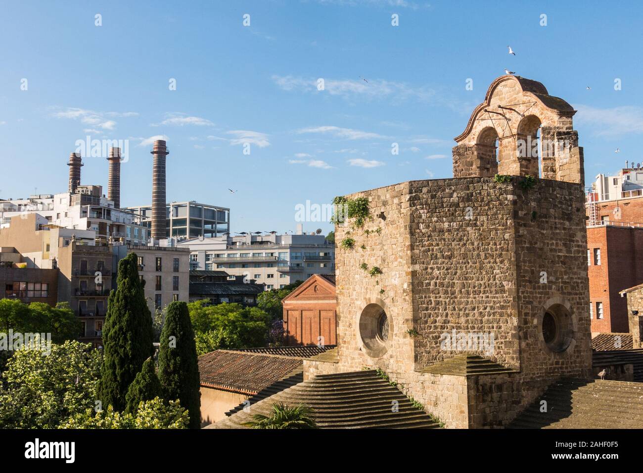 Vue sur le quartier du Raval à Barcelone : Sant Pau del Camp Church, la ...