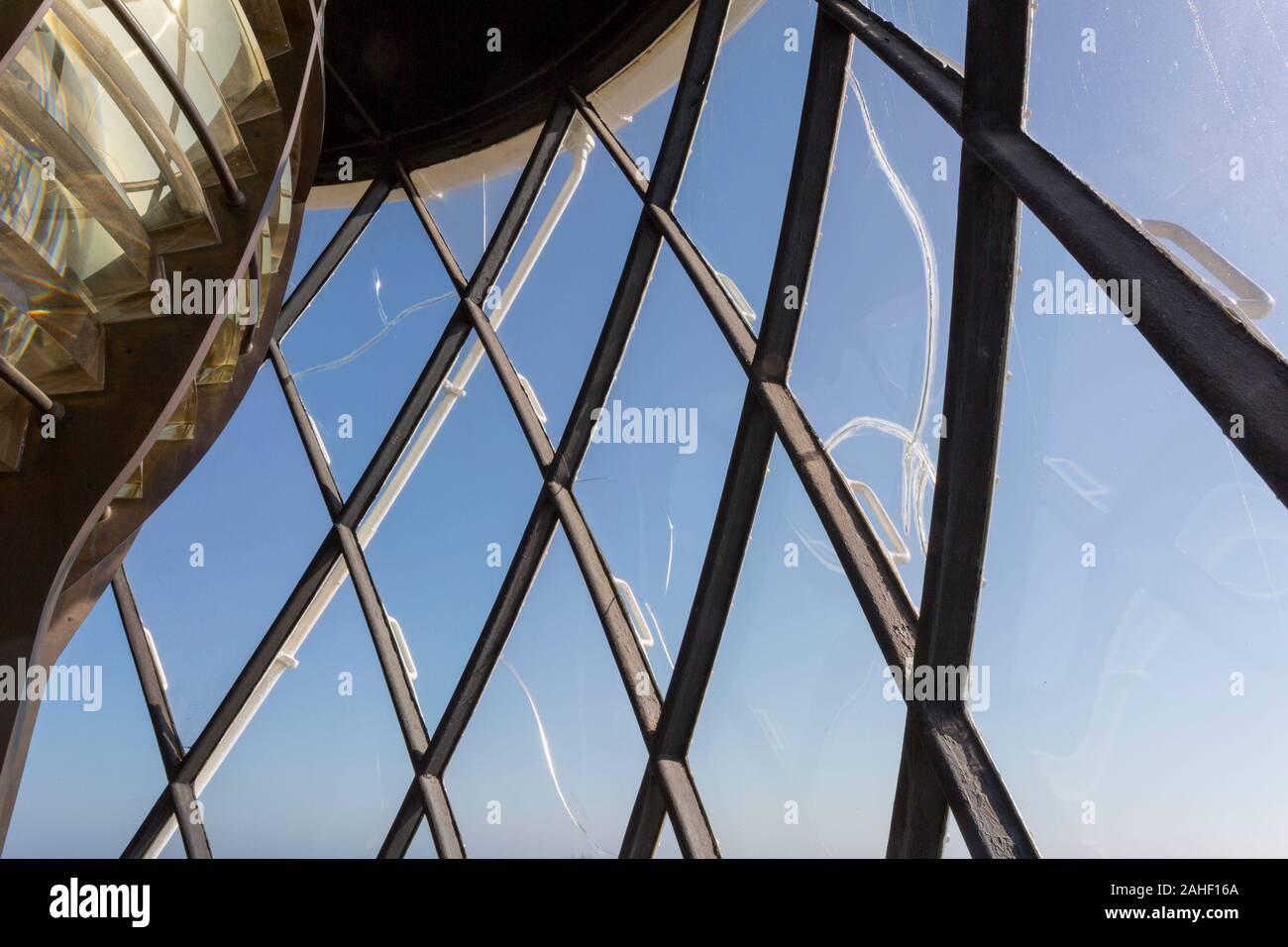 Vitres brisées ou fissurées dans la salle de la lanterne à Portland Bill lighthouse, Dorset, England, UK Banque D'Images