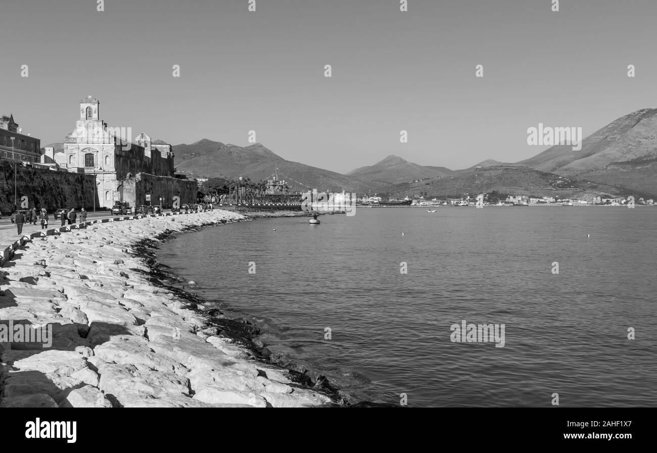 Gaeta, l'une des villes les plus spectaculaires le long de la mer Tyrrhénienne, affiche une étonnante vieille ville médiévale, célèbre de ses églises et de ses fortifications Banque D'Images