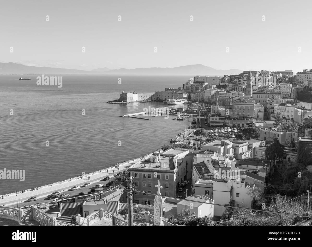 Gaeta, l'une des villes les plus spectaculaires le long de la mer Tyrrhénienne, affiche une étonnante vieille ville médiévale, célèbre de ses églises et de ses fortifications Banque D'Images
