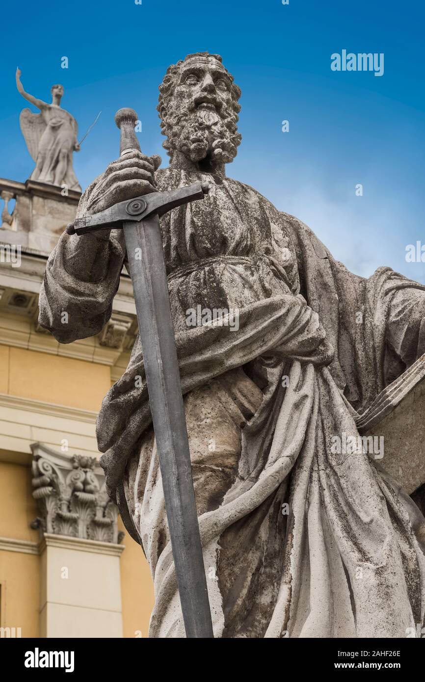 La sculpture de l'Apôtre Paul à la basilique Saint-Jean l'Apôtre et évangéliste, Saint-Michel et l'Immaculée conception à Eger Banque D'Images