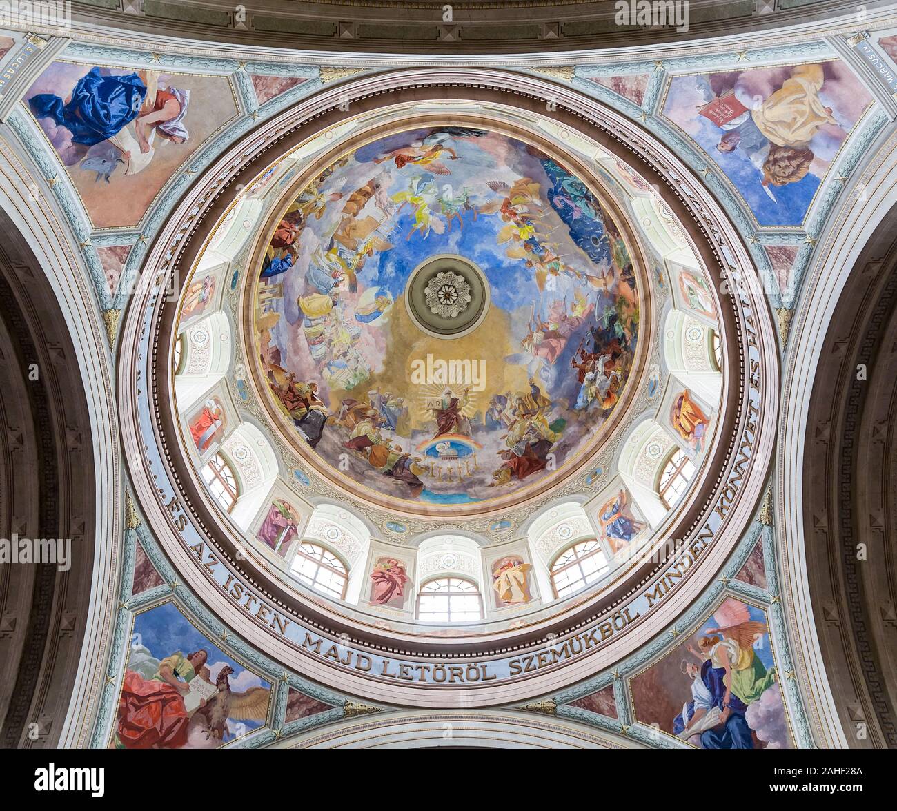 La Hongrie, EGER - Juillet 18, 2016 : la peinture sur le dôme de la Basilique de Saint Jean l'apôtre et évangéliste, Saint Michel et l'Immaculée Conception Banque D'Images
