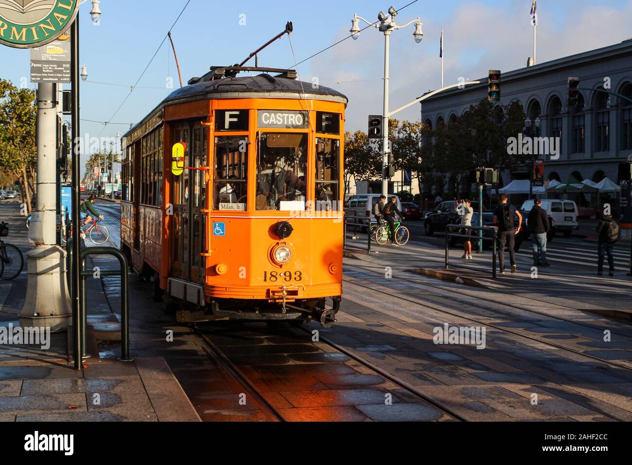 Vintage Milanese tramway ou tram en pèlerin patrimoine matin soleil sur Embarcadero à San Francisco, États-Unis d'Amérique Banque D'Images