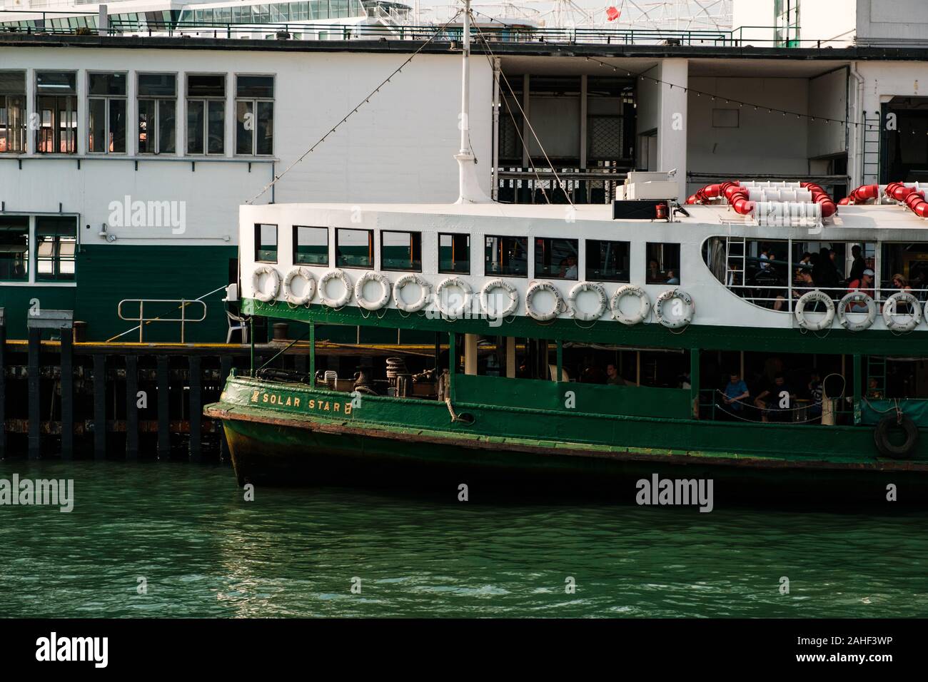 Hong Kong, Chine - Novembre 2019 : Star Ferry bateau sur Tsim Sha Tsui Star Ferry Pier à Hong Kong Banque D'Images