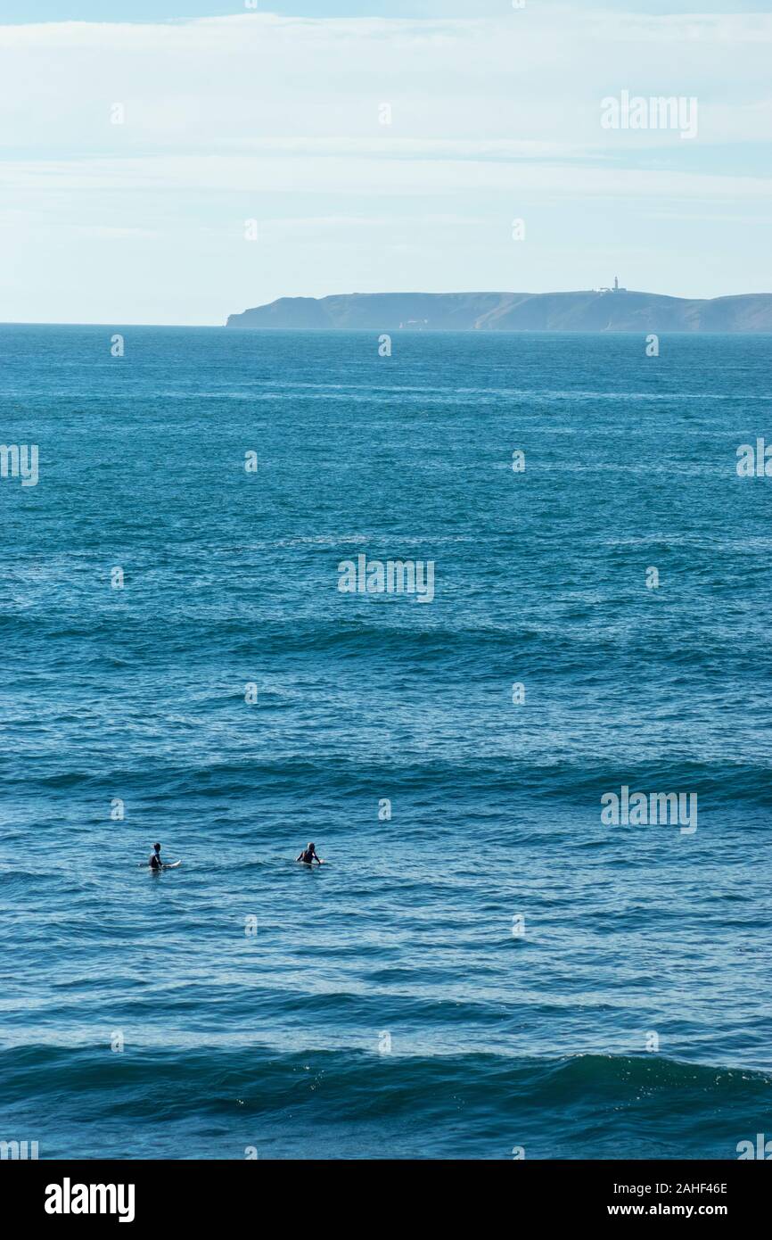 Deux surfeurs dans la mer à Papoa Point Peniche Estremadura Portugal Banque D'Images