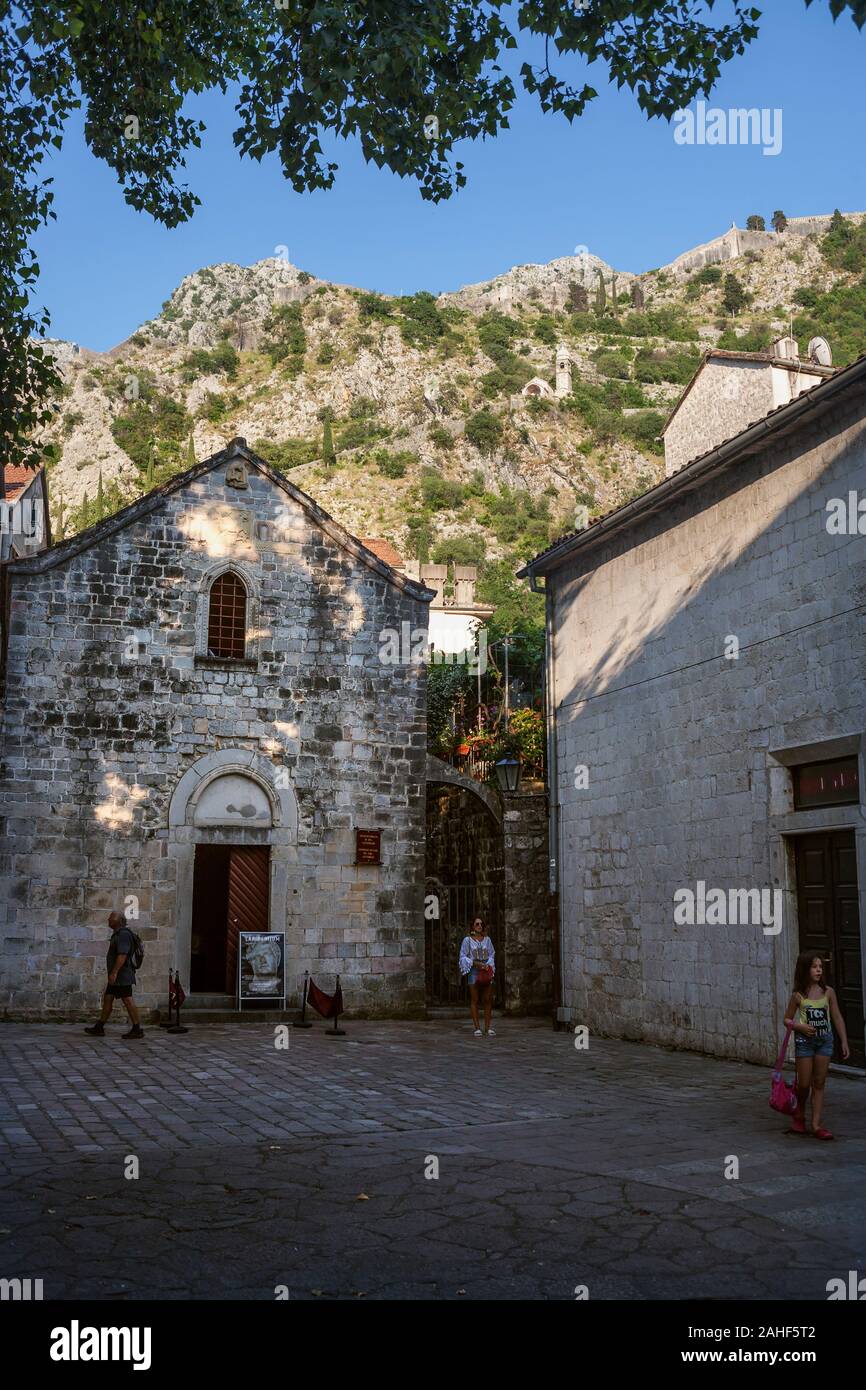 Place ombragée (Pjaca od Kina) dans la vieille ville de Kotor, Monténégro, Banque D'Images