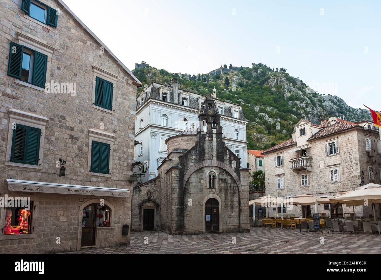 Tôt le matin dans une zone vide de la Place Saint Luc (Trg Sv Luc) : Kotor, Monténégro Banque D'Images