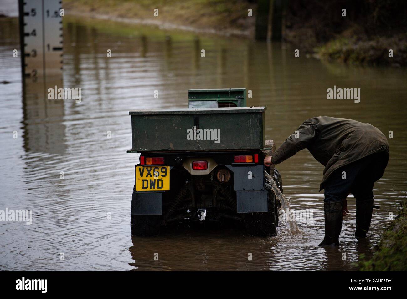 Un agriculteur local inspecte les niveaux d'inondation dans le village de Naunton Beauchamp, Worcestershire. 29 décembre 2019. Voir l'histoire des inondations MÉTÉO PA. Crédit photo doit se lire : Jacob King/PA Wire Banque D'Images