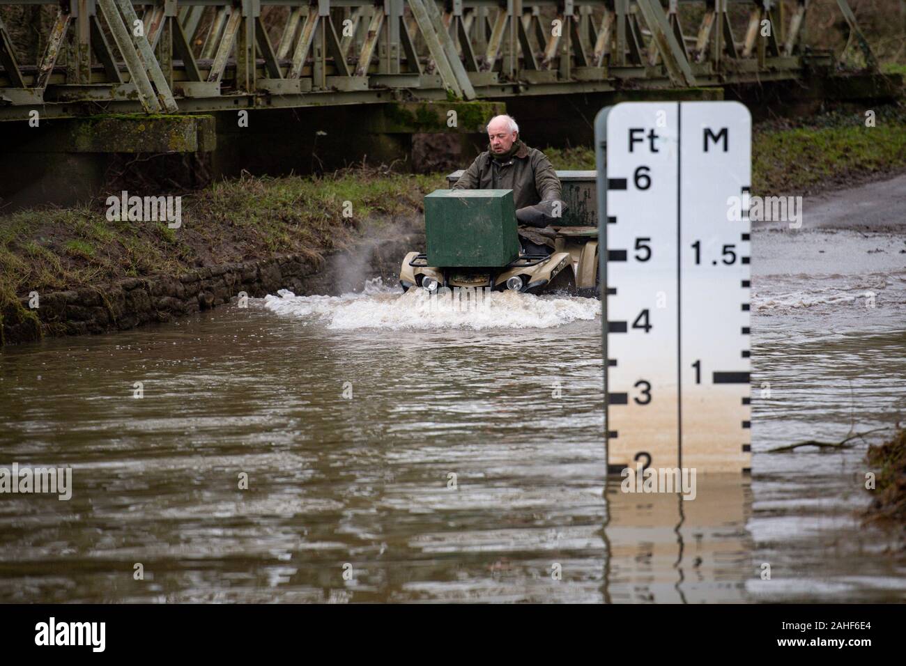 Un agriculteur local durs dans les eaux d'inondation dans le village de Naunton Beauchamp, Worcestershire. 29 décembre 2019. Voir l'histoire des inondations MÉTÉO PA. Crédit photo doit se lire : Jacob King/PA Wire Banque D'Images