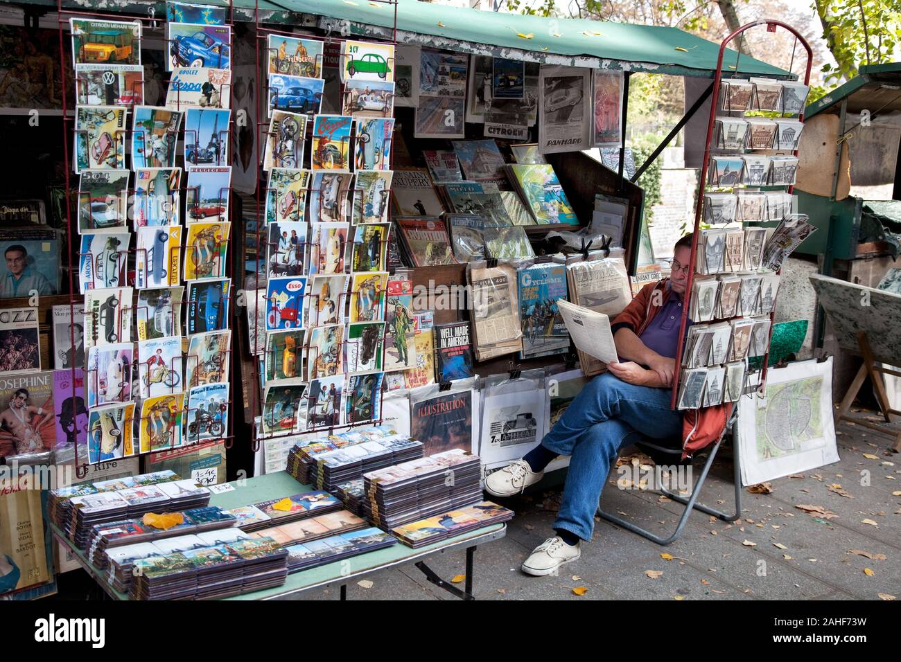 Carte postale d'époque et des peintures dans open bookmarket sur le quai de Seine, Paris Banque D'Images