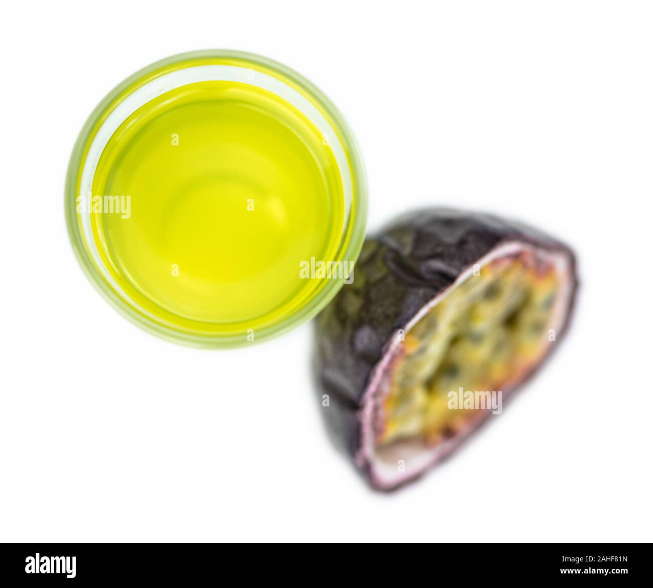 Liqueur de fruits de la passion comme détaillé close-up shot isolé sur fond blanc (selective focus) Banque D'Images