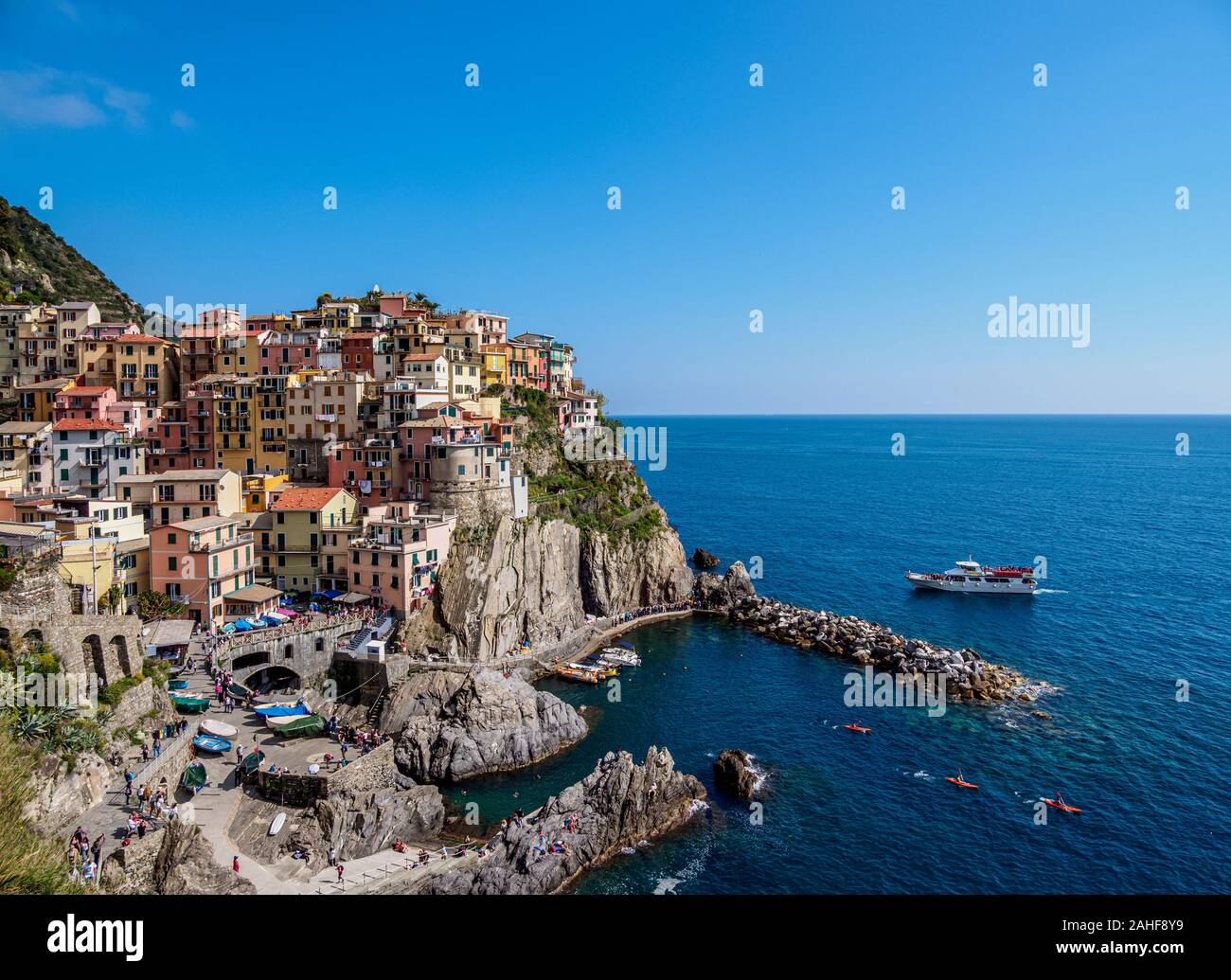 Ferry sur la côte de Manarola Village, elevated view, Cinque Terre, UNESCO World Heritage Site, ligurie, italie Banque D'Images