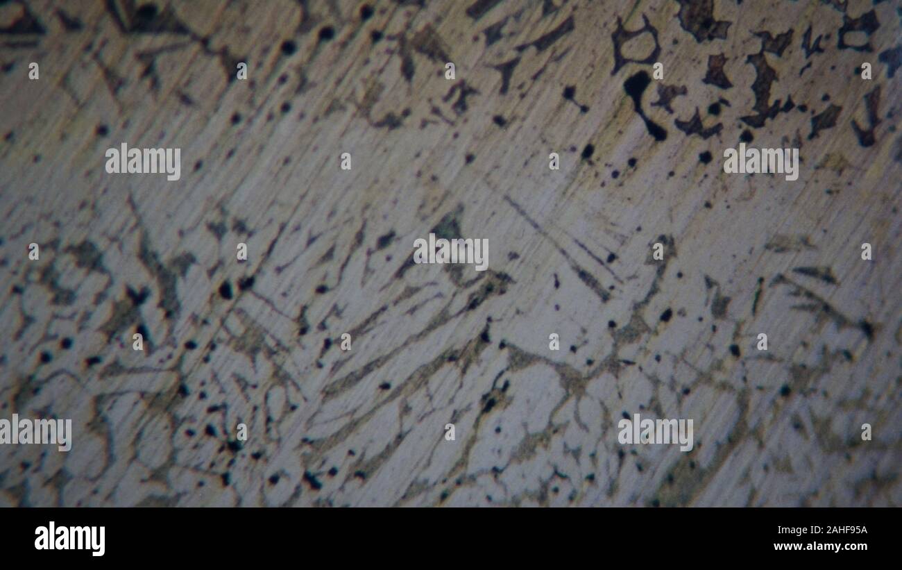 Micrographie métallurgique d'un joint brasé en laiton avec des métaux de base en laiton, gravée dans l'Aq, le chlorure ferrique Banque D'Images