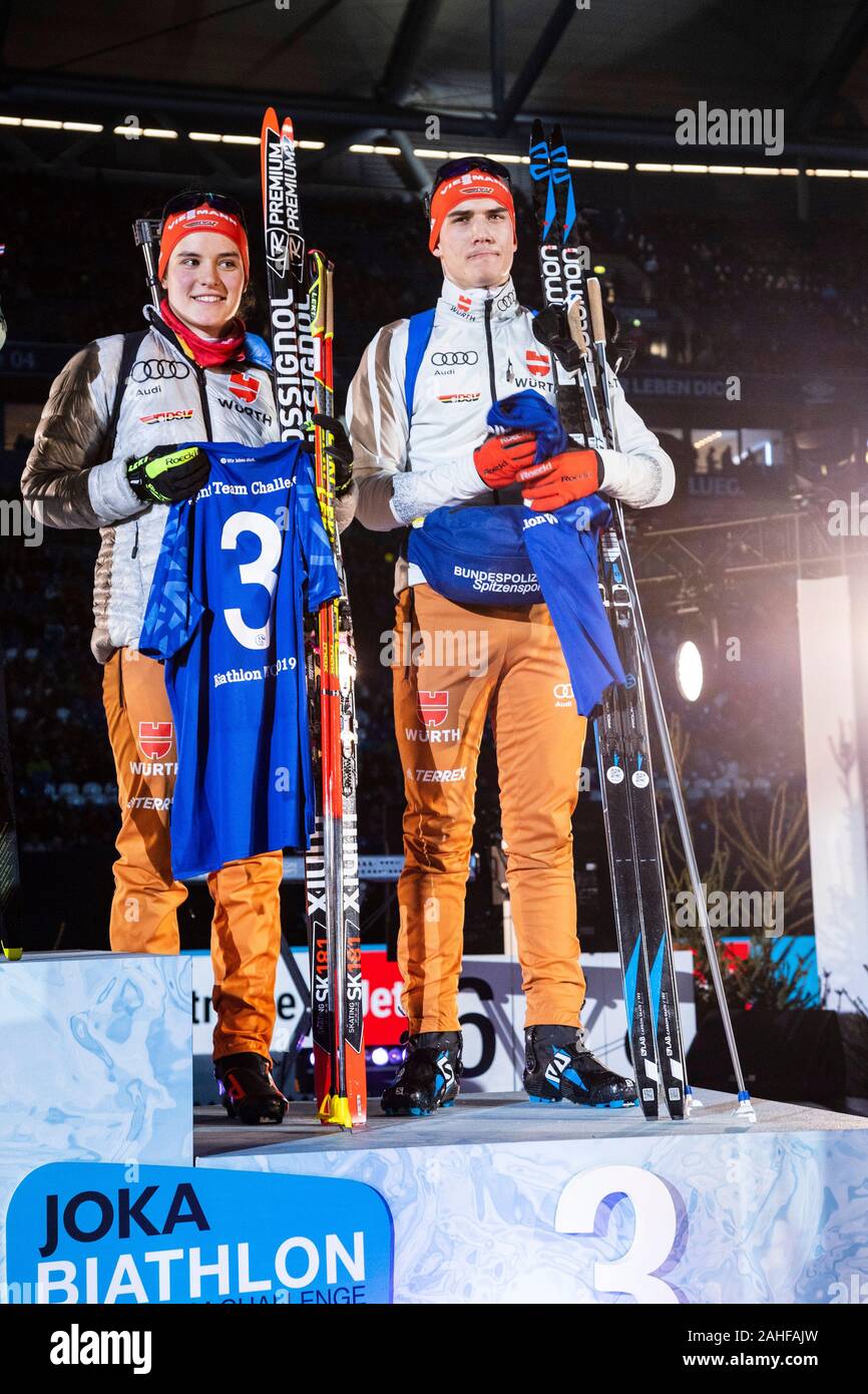 Troisième place : Sabrina Braun et Julian Hollandt de Allemagne. Première mondiale de la compétition junior de l'équipe Talents Défi (TTC) pendant le Biathlon auf Schalke. Banque D'Images