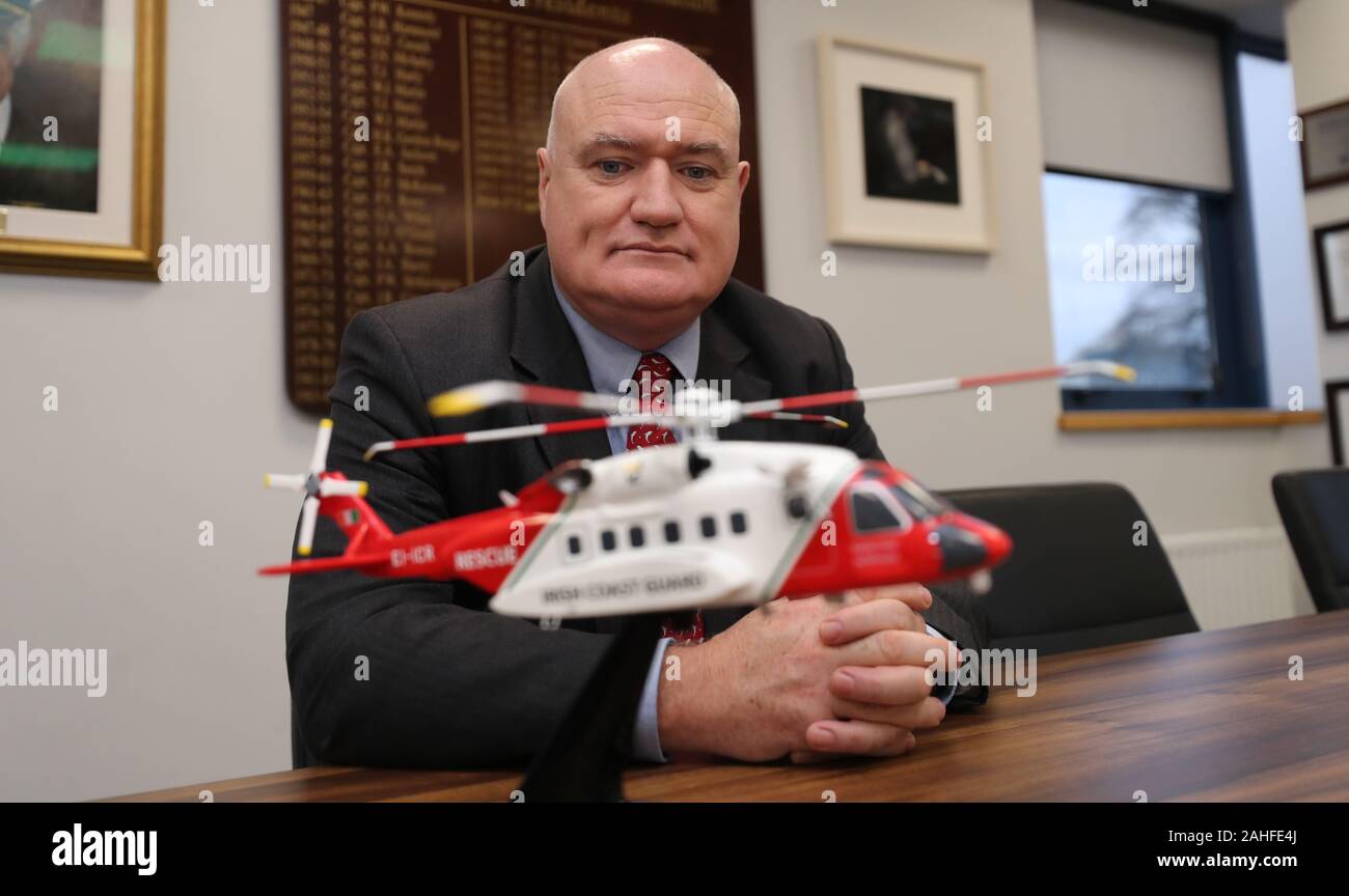 Le capitaine Evan Cullen Président Irish Air Line Pilots' Association avec un modèle d'hélicoptère à l'Irish Coast Guards Rescue 116 à ses bureaux à Dublin. Banque D'Images