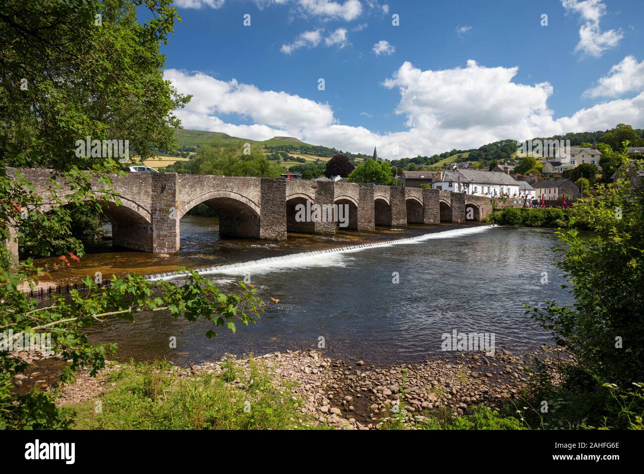 La rivière Usk et 18e siècle pont de pierre menant à Crickhowell, Powys, Wales Banque D'Images