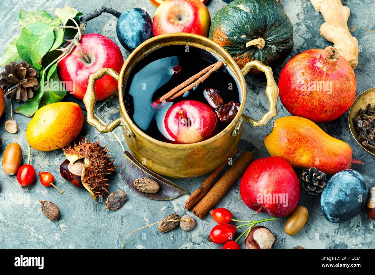 De fruits pour boissons sans alcool Sangria.vin rouge et fruits d'automne sur la table. Banque D'Images