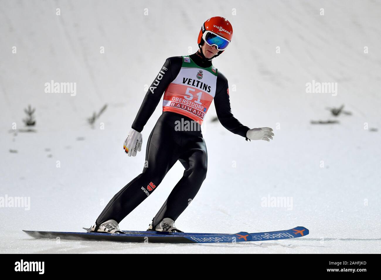 Oberstdorf, Allemagne. 28 Dec, 2019. Stephan LEYHE (GER), dans le saut à ski hill, action, simple action, seule image, cut out, corps tout entier tourné, figure d'ensemble. Le saut à ski, le 68ème Tournoi International de 4 Hills 2019-2020. Concours d'ouverture de qualification à Oberstdorf, AUDI ARENA le 28 décembre 2019. Utilisation dans le monde entier | Credit : dpa/Alamy Live News Banque D'Images