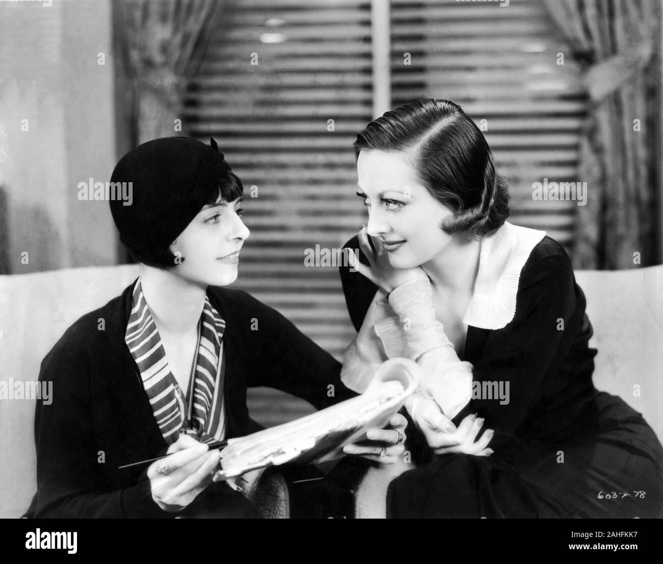JOAN CRAWFORD avec l'écrivain VINA DELMAR franc sur le plateau pendant le tournage du GRAND HOTEL d'Edmund Goulding Directeur 1932 robes Gilbert Adrian Metro Goldwyn Mayer Banque D'Images