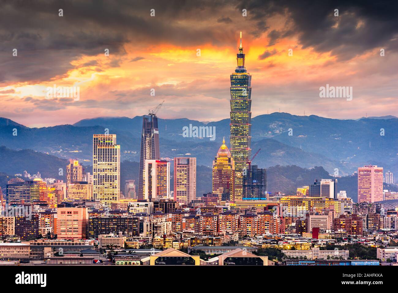 Taipei, Taïwan urban cityscape au crépuscule vers le quartier financier de Xinyi au crépuscule. Banque D'Images