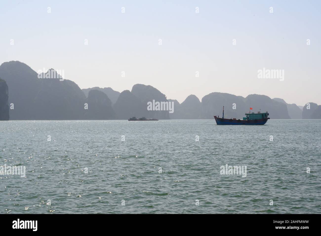 Ha Long Bay, l'un des paysages les plus pittoresques au monde. Situé dans le nord du Vietnam Banque D'Images Ha Long Bay, l'un des paysages les plus pittoresques au monde. Situé dans le nord du Vietnam Banque D'Images