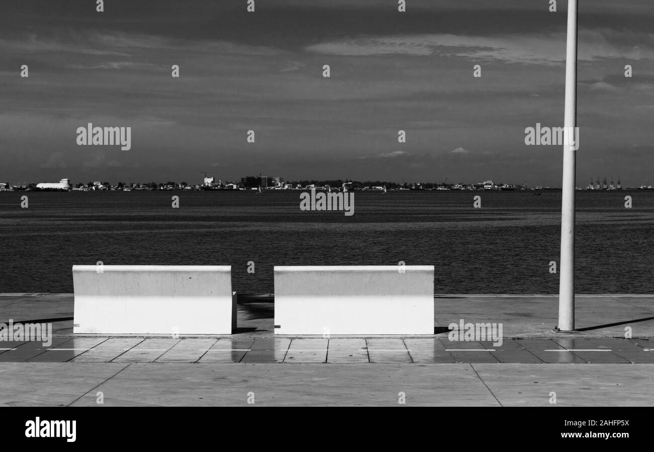 Photo en noir et blanc du jour à la baie de Luanda ou Au Marginal de Luanda. Décembre 2019 Banque D'Images