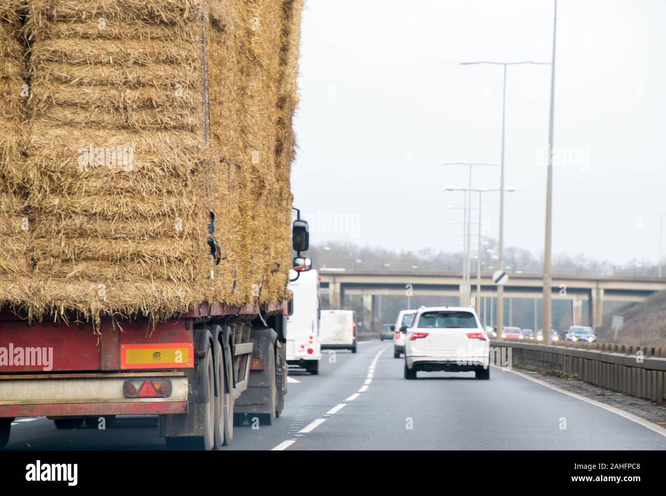 Un gros plan de roues en mouvement à partir d'un camion articulé, voyageant le long d'une autoroute du Royaume-Uni. Banque D'Images