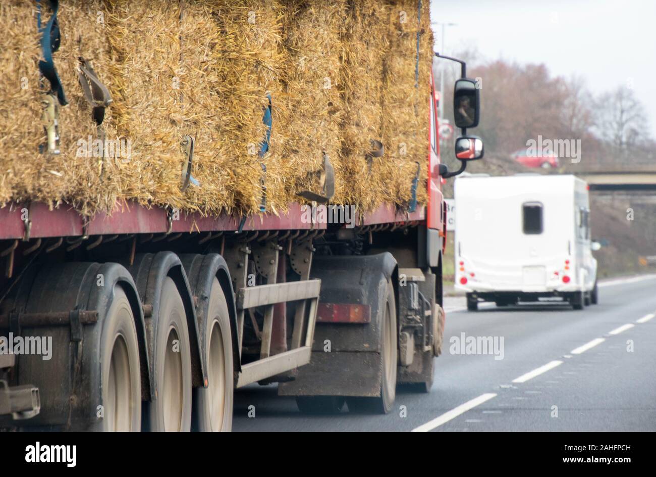 Un gros plan de roues en mouvement à partir d'un camion articulé, voyageant le long d'une autoroute du Royaume-Uni. Banque D'Images