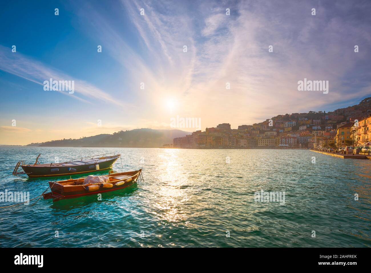 Les petits bateaux en bois à Porto Santo Stefano, au lever du soleil en bord de mer, destination de voyage italien. Monte Argentario, Toscane, Italie. Banque D'Images