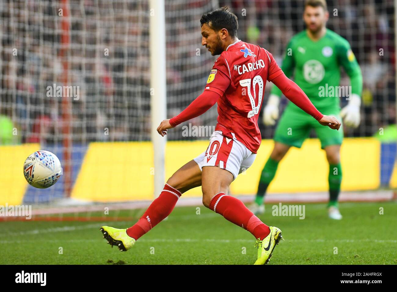 Nottingham, Royaume-Uni. Dec 29, 2019. Joao Carvalho (10) La forêt de Nottingham garde la balle en jeu au cours de la Sky Bet Championship match entre Nottingham Forest et Wigan Athletic au City Ground de Nottingham, le dimanche 29 décembre 2019. (Crédit : Jon Hobley | MI News) photographie peut uniquement être utilisé pour les journaux et/ou magazines fins éditoriales, licence requise pour l'usage commercial Crédit : MI News & Sport /Alamy Live News Banque D'Images