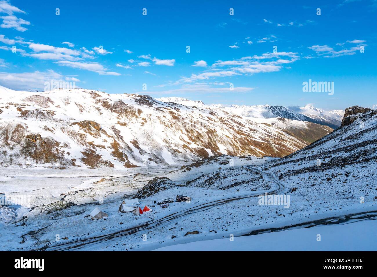 Deosai National Park vue à couper le souffle pittoresque du paysage de neige avec une montagne sur un lever de jour Ciel Bleu Banque D'Images