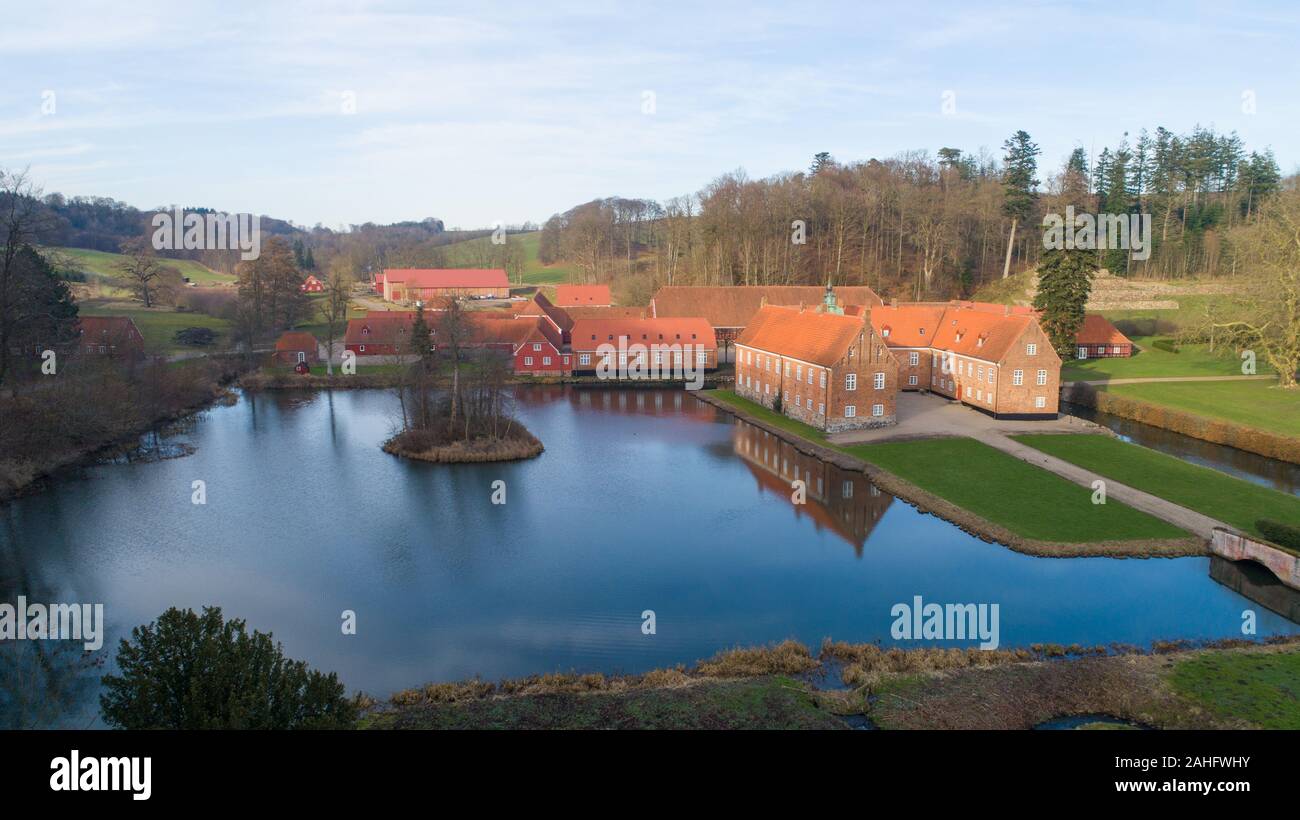 Photo aérienne du Manoir de Tirsbaek au nord du fjord de Vejle à Jutland, au Danemark. Le bâtiment principal date des années 1850. Banque D'Images