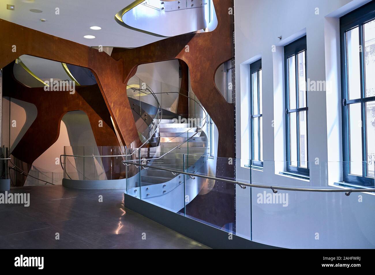 Escalier de l'Espacio Fundación Telefónica à Madrid , Espagne Banque D'Images