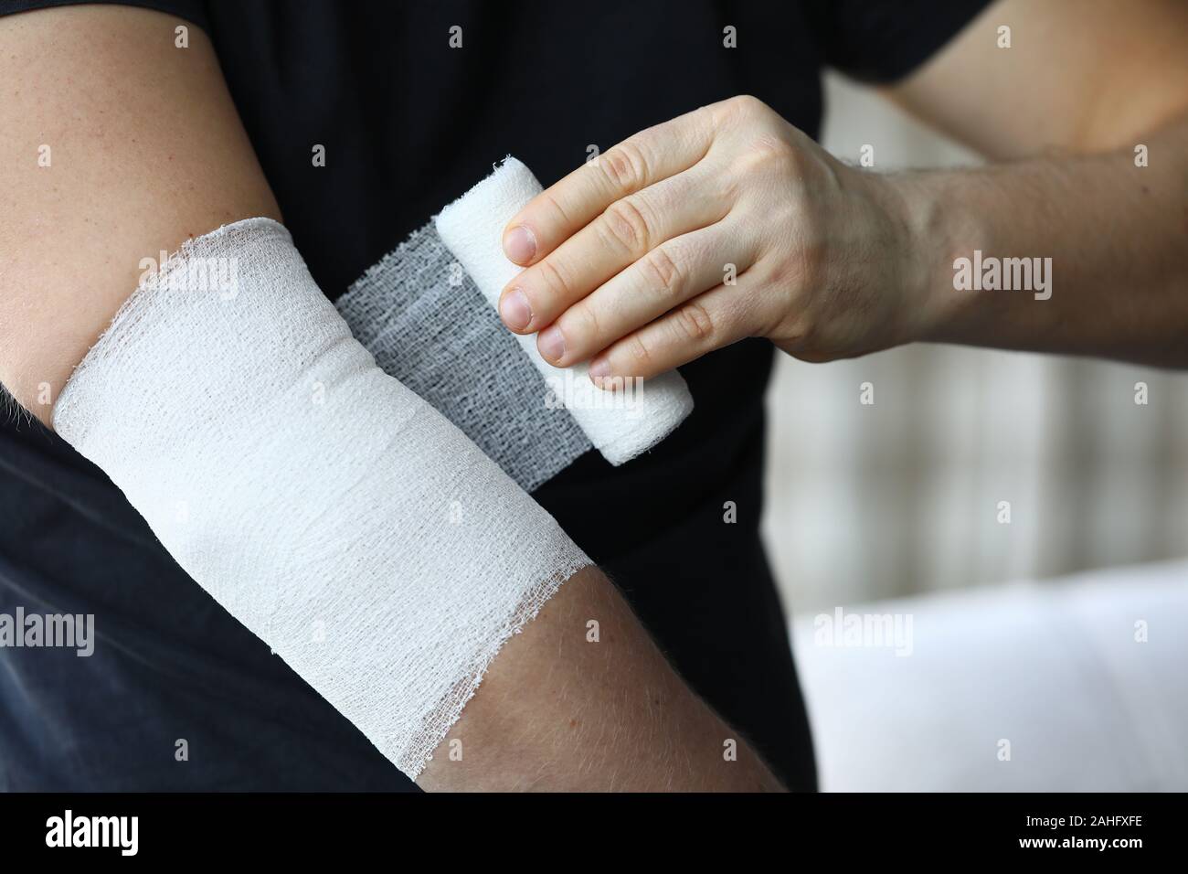 Côté masculin avec un bandage élastique sur le coude libre Photo Stock -  Alamy