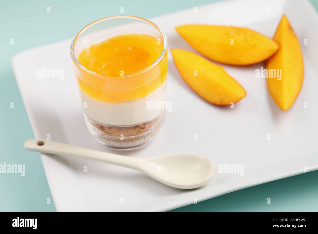 Mangue et crème dessert bagatelle libre avec des tranches de mangues Banque D'Images