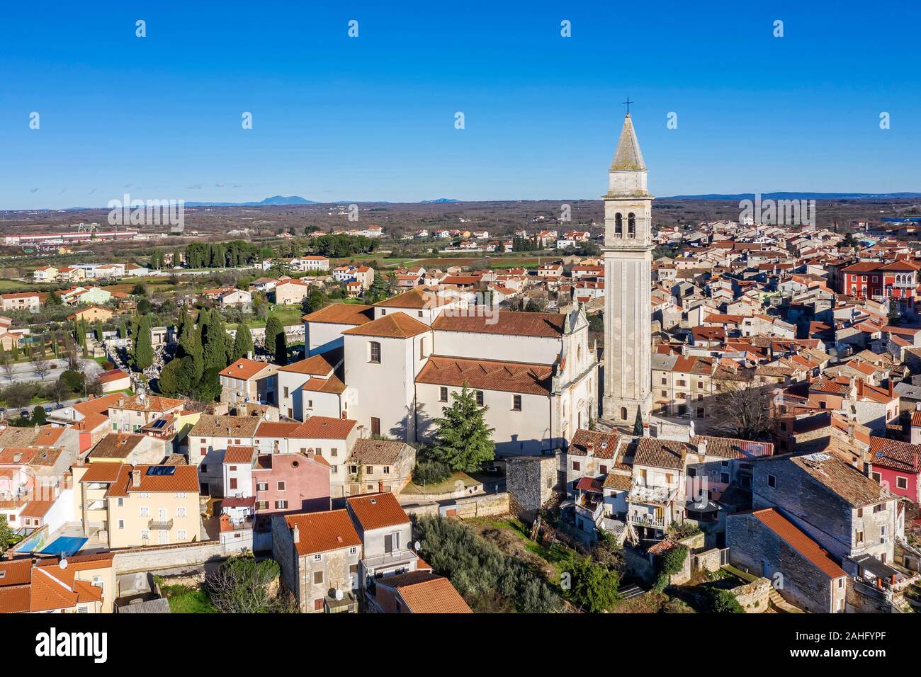 Une vue aérienne de Vodnjan, l'église paroissiale de Saint Blasius avec plus haute tour (62 m), en Istrie, Croatie Banque D'Images