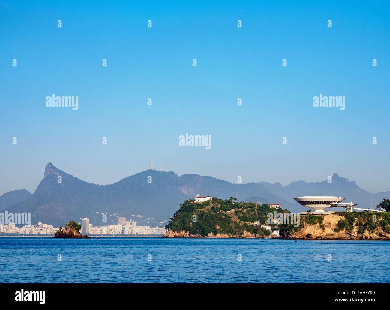 Vue vers MAC Musée d'Art Contemporain de Niterói et île de Boa Viagem, Niteroi, Etat de Rio de Janeiro, Brésil Banque D'Images