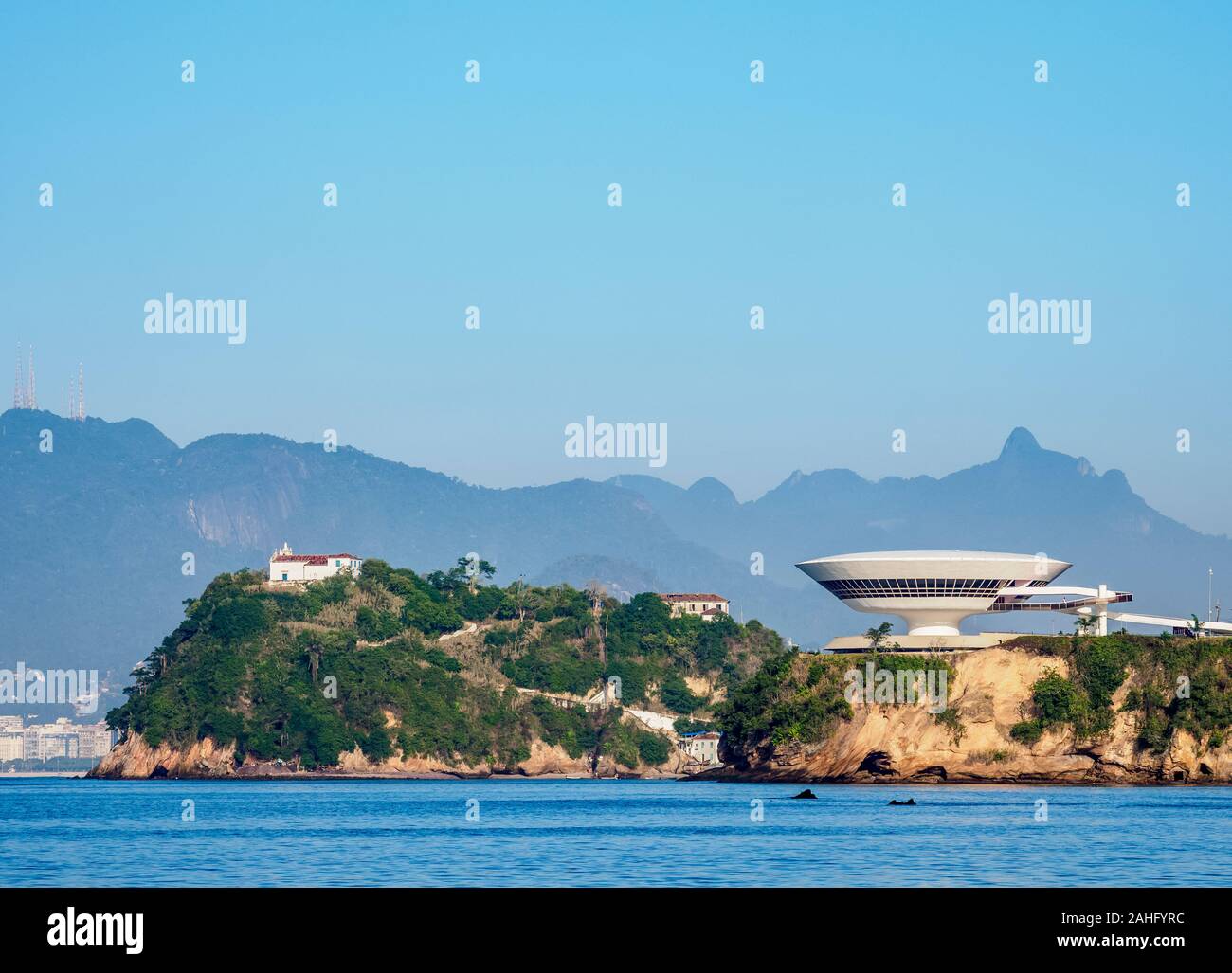 Vue vers MAC Musée d'Art Contemporain de Niterói et île de Boa Viagem, Niteroi, Etat de Rio de Janeiro, Brésil Banque D'Images